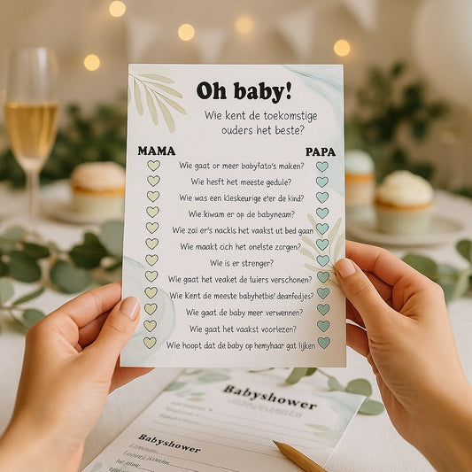 Babyshower quizkaart met eucalyptus-ontwerp in handen op een babyshower, met cupcakes en voorspellingenkaart op de feesttafel
