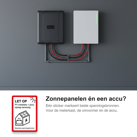 Omvormer en thuisbatterij aan de garagewand, met de PV en accu combisticker NEN 1010