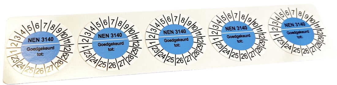 Strip met vijf blauwe keuringsstickers NEN 3140 goedgekeurd tot, rond 35 mm, geleverd op strips van 5 stuks