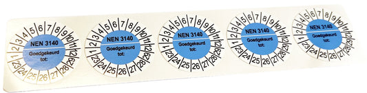 Strip met vijf blauwe keuringsstickers NEN 3140 goedgekeurd tot, rond 35 mm, geleverd op strips van 5 stuks