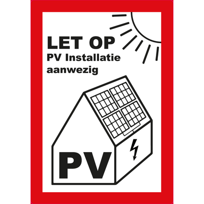 PV sticker NEN 1010 100x70 mm, rood bord LET OP PV installatie aanwezig met huis, zonnepanelen en spanningsteken
