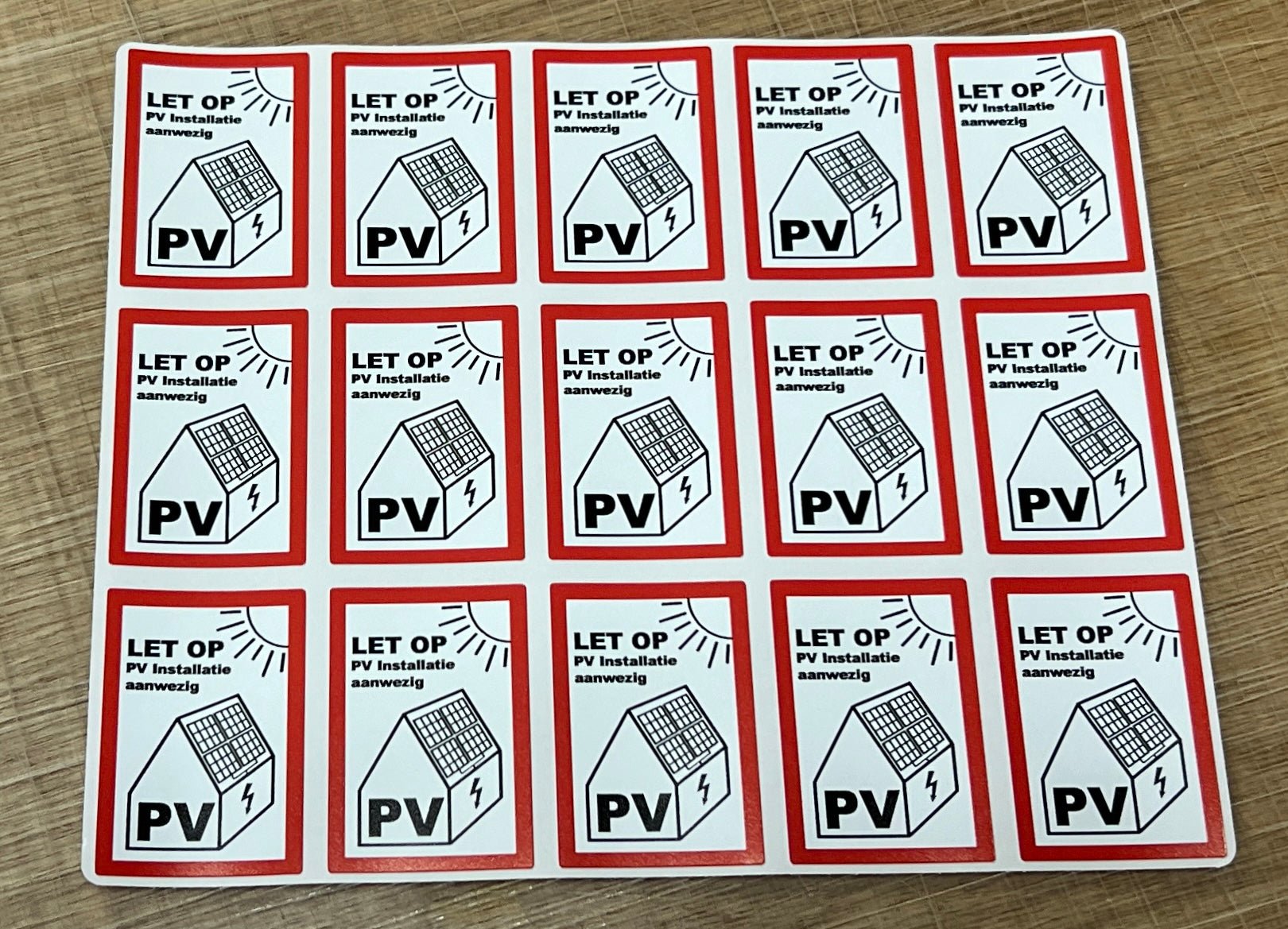 15 stuks 50x35 mm PV Sticker NEN1010 - LET OP: PV installatie aanwezig - Ricard Pictogram stickers -