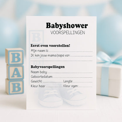 Blauwe babyshower invulkaart op feesttafel met houten BABY-blokken, cadeautje en blauwe ballonnen