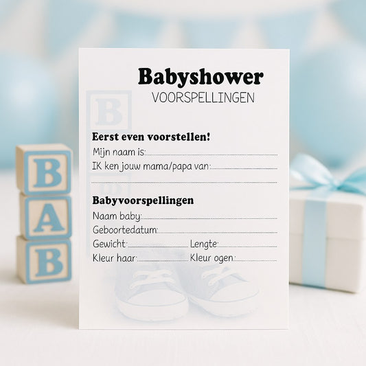 Blauwe babyshower invulkaart op feesttafel met houten BABY-blokken, cadeautje en blauwe ballonnen