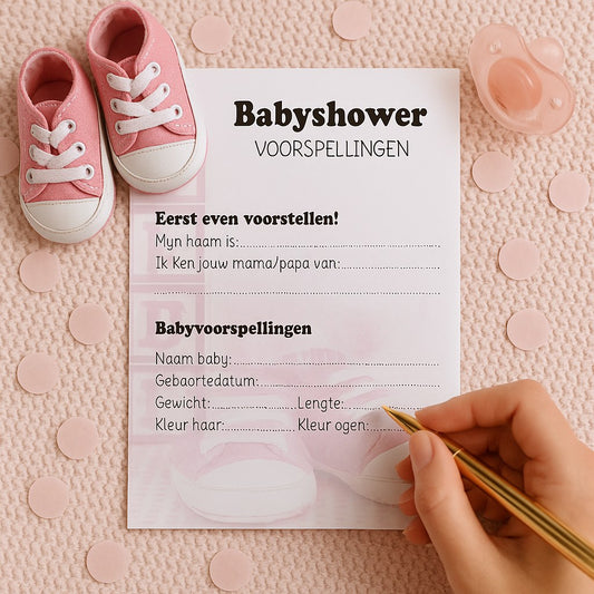 Roze babyshower invulkaart op gebreid dekentje wordt ingevuld met gouden pen, met babyschoentjes en confetti