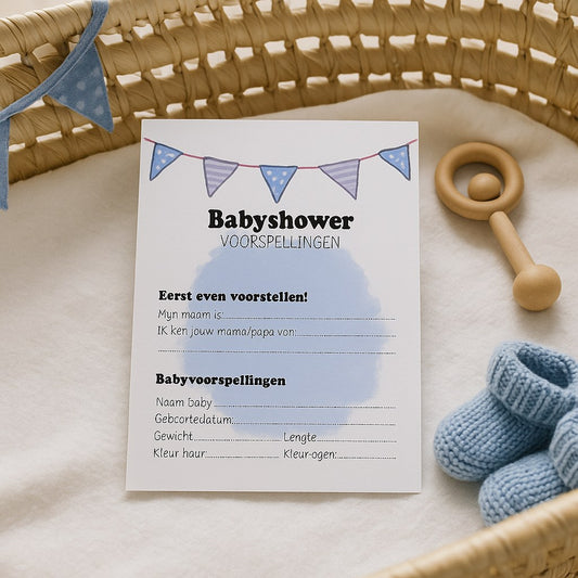 Blauwe babyshower invulkaart met vlaggetjesslinger in een rieten wiegmandje met gebreide sokjes en houten rammelaar
