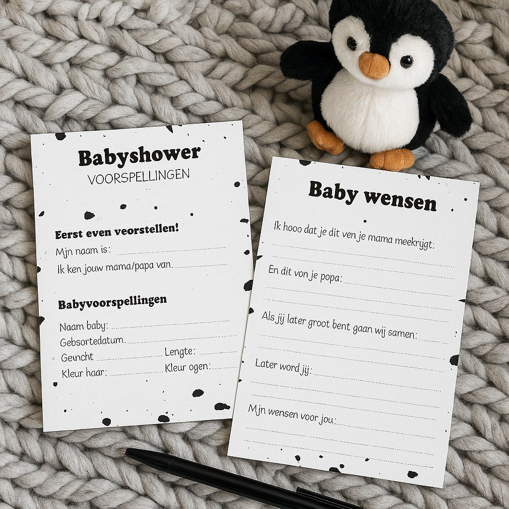 Zwart-wit modern babyshower invulkaart voor- en achterkant naast elkaar op een grof gebreide deken met knuffelpinguin