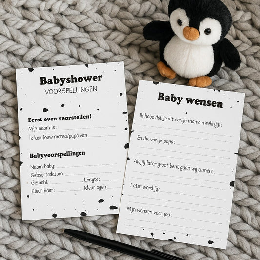 Zwart-wit modern babyshower invulkaart voor- en achterkant naast elkaar op een grof gebreide deken met knuffelpinguin