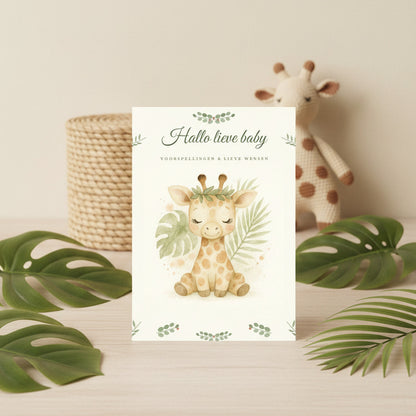 Babyshower invulkaart met giraffe rechtop op een houten tafel met jungle-bladeren en een knuffelgiraf