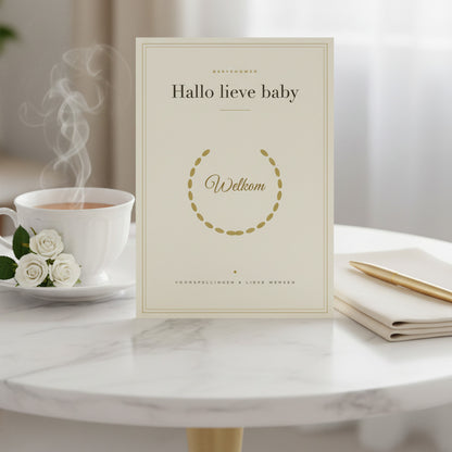 Klassieke babyshower invulkaart op een marmeren tafel met witte rozen en een gouden pen