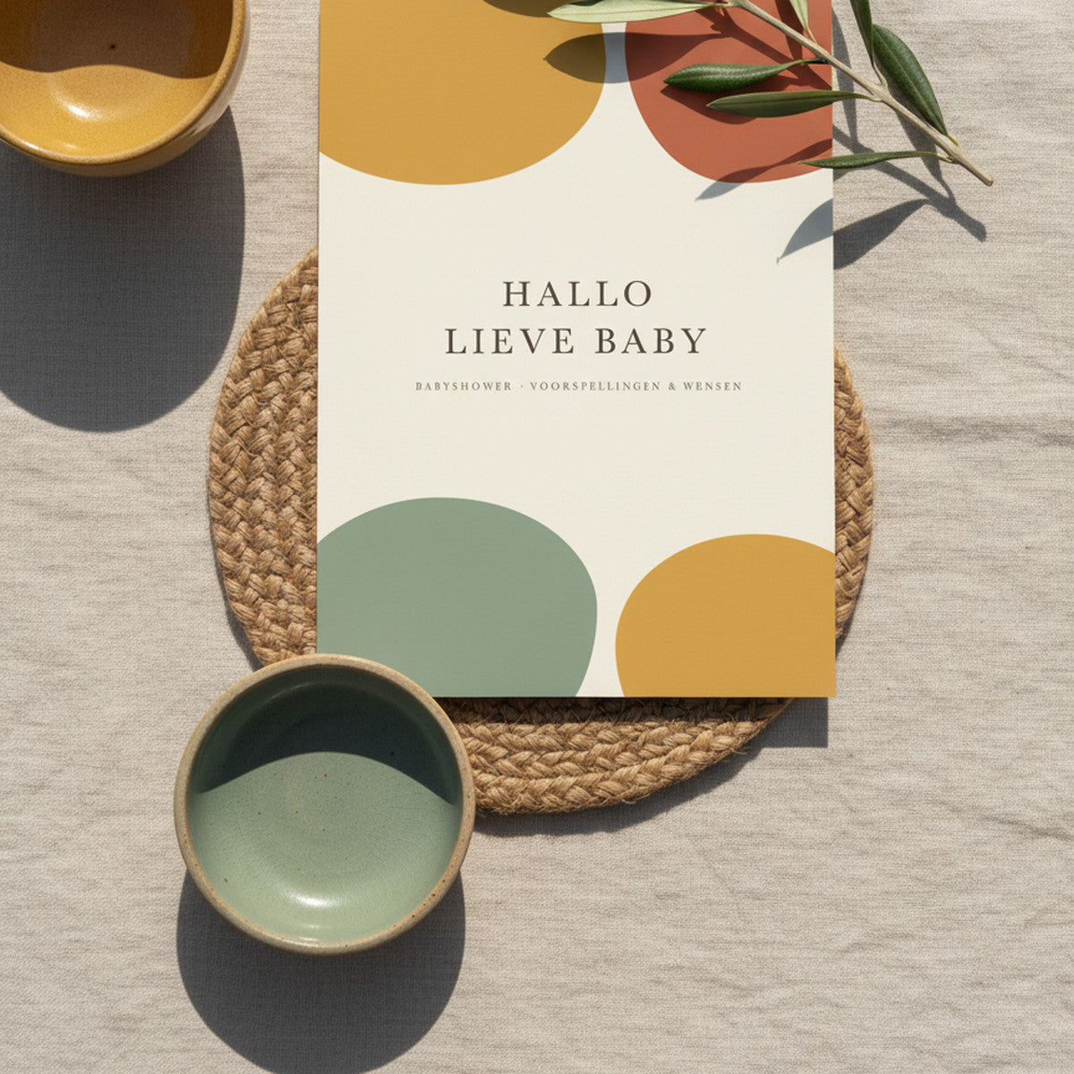 Abstracte babyshower invulkaart op crème linnen met keramiek in oker en salie