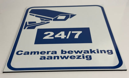 Camera Bewaking 24/7 bord van Dibond met blauwe tekst camerabewaking aanwezig