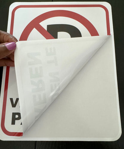 Voorbeeld van een sticker van 20 x 25 cm die van het rugpapier wordt getrokken