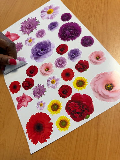 Stickervel met bloemenstickers, schuin gehouden boven een houten tafel