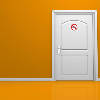 Verboden te roken sticker op een deur, rood-wit pictogram ISO 7010 P002
