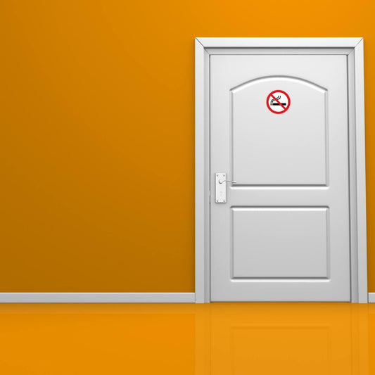 Verboden te roken sticker op een deur, rood-wit pictogram ISO 7010 P002