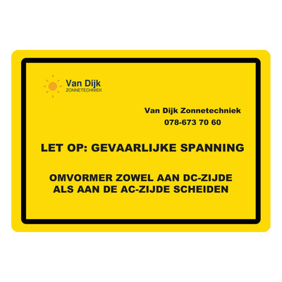 Waarschuwingssticker omvormer scheiden 74 x 52 mm met een eigen logo en de bedrijfsnaam met telefoonnummer ernaast