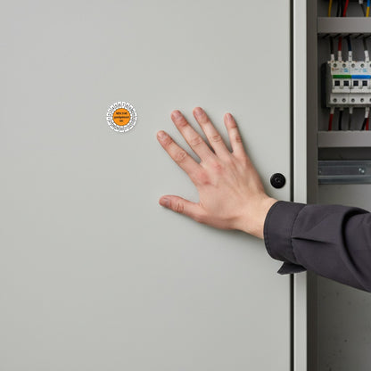 NEN 3140 keuringssticker oranje 2027, aangebracht op een meterkast