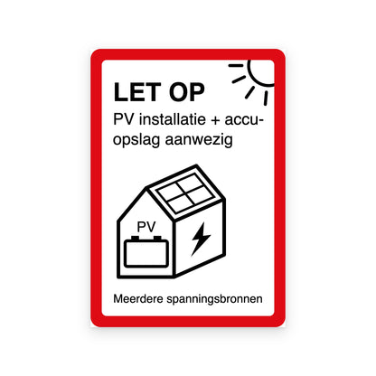 PV en accu sticker NEN 1010: PV installatie + accu-opslag aanwezig, huis met zonnepanelen en accu