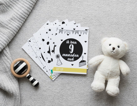 Milestone kaarten zwart-wit sfeerfoto op grijze babydeken