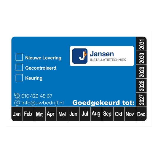 Keuringssticker 8x5 cm, blauw vlak met witte tekst en een eigen logo